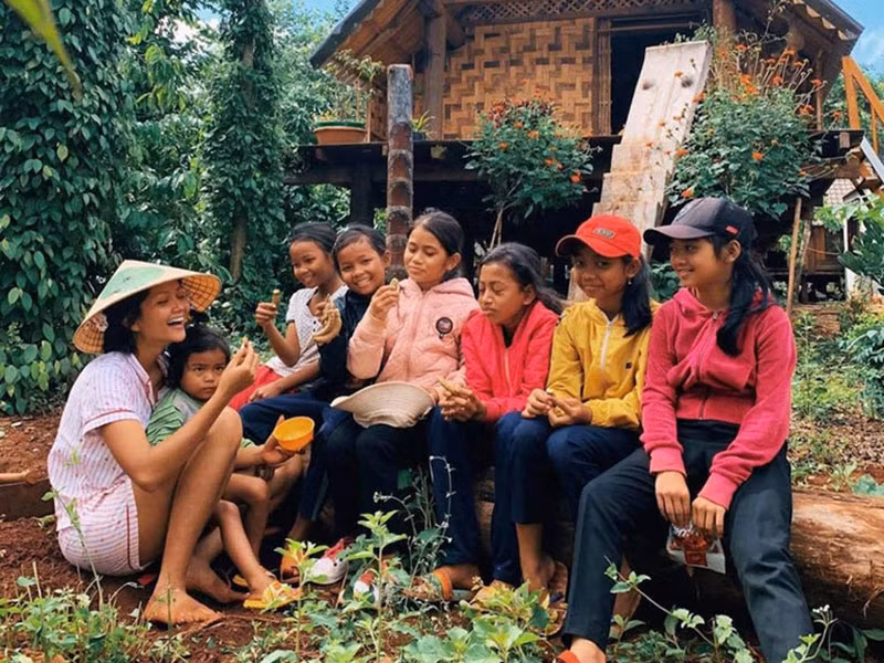 Gia đình của H'hen Niê từng sống trong túng thiếu. Với sự giúp đỡ của H'hen Niê, kinh tế của gia đình đã phần nào cải thiện.