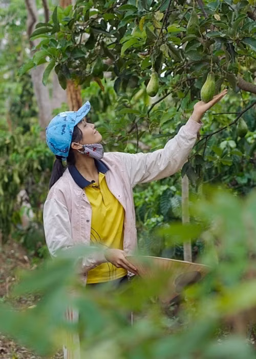 H'hen Niê mặc trang phục giản dị mỗi khi làm việc nhà, đồng áng.