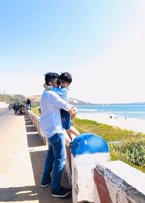 Bé Bửu Long quấn quýt bổ không rời.