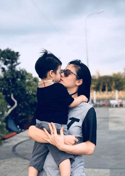 Nhật Kim Anh từng khiến người hâm mộ xót xa khi cho biết sau 3 ngày ở bên nhau, mẹ con cô phải tiếp tục chia xa nhau.
