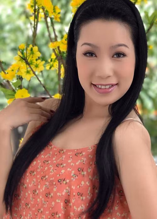 Theo Doanh nhân plus, chất hài hước của Trịnh Kim Chi thật sự tung tẩy khi đạo diễn Bảo Chung đưa cô vào chương trình “Nụ cười vàng”.