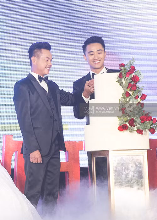 Hồi tháng 1/2020, vợ chồng Lâm Khánh Chi tổ chức đám cưới cho 10 cặp đồng tính, trong đó có Kenny Khánh. Ảnh: Yan