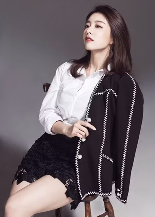 Jo Eun Jung sở hữu gương mặt xinh đẹp, vóc dáng quyến rũ.