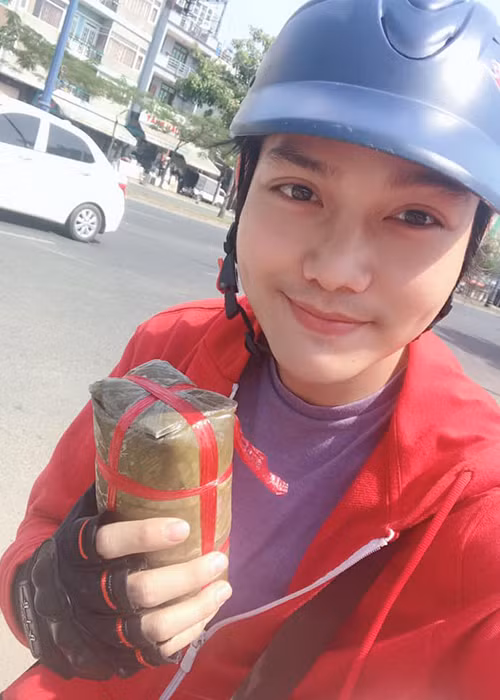 Cao Hữu Thiên gặp tai nạn giao thông khi đi giao hàng buổi tối.
