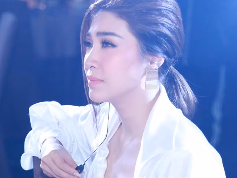 Trước đó, Pha Lê không may bị sảy thai đến 3 lần. “Nỗi đau đớn ấy quá lớn, chồng chất, ám ảnh mọi lúc đến nỗi tôi nghĩ mình không có con cũng chả sao nếu đó đã là do cơ địa”, nữ ca sĩ tâm sự trên Ngôi sao.