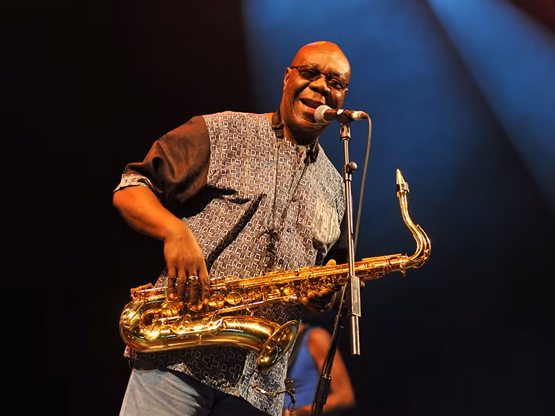 Vì nhiễm COVID-19, Manu Dibango ra đi. Nam nghệ sĩ sinh năm 1933 tại Cameroon (quốc gia ở Trung Phi). Ông là một ca sĩ, nhạc sĩ, nghệ sĩ saxophone có tầm ảnh hưởng đến âm nhạc châu Phi và toàn thế giới. Tên tuổi của ông gắn liền với bài hát Soul Makossa. Ảnh: Business Insider