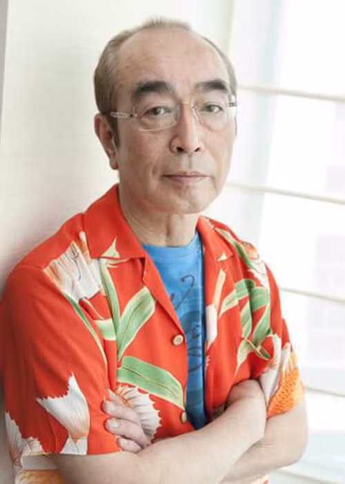 "Vua hài" Nhật Bản Ken Shimura cũng ra đi vì COVID-19. Ông sinh năm 1950, là nghệ sĩ kỳ cựu của làng giải trí Nhật Bản. Sau khi tốt nghiệp trung học, ông khởi nghiệp với vai trò thành viên nhóm hài Drifters. Năm 2018, ông cấp cứu vì bệnh gan. Đầu năm 2019, nam danh hài phẫu thuật Polyp đại trực tràng.