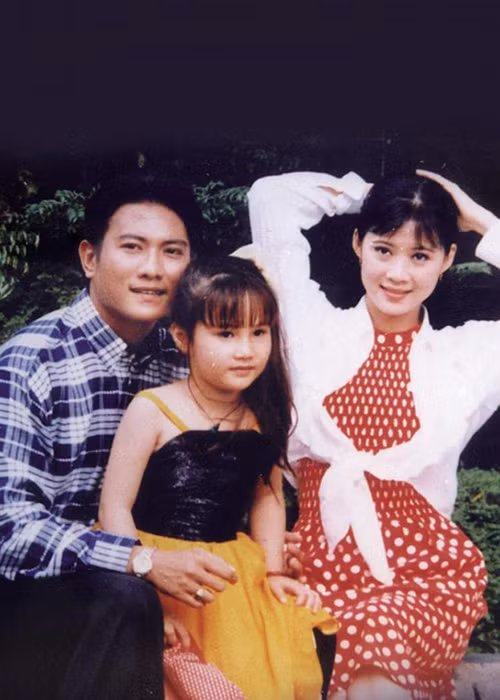Diễm My còn tham gia phim “Đứng dậy sau cơn mê”, “Bóng đêm cuộc tình”, “Đi qua lời nguyền”, "Sài Gòn tình ca". Trong ảnh, Diễm My bên nghệ sĩ Hoàng Phúc và Diễm Hương khi tham gia phim “Đứng dậy sau cơn mê”. Ảnh: Zing