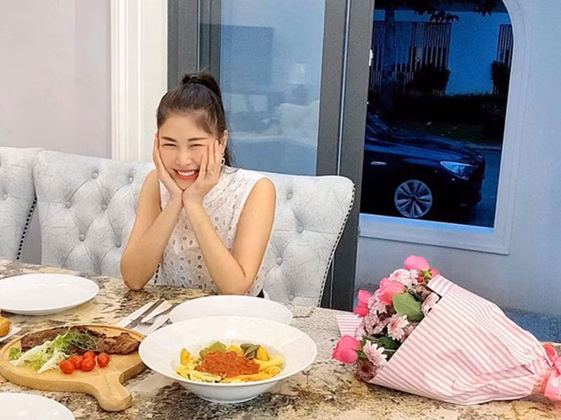 Hot mom Thủy Anh không giấu được niềm hạnh phúc khi được chồng cưng chiều.