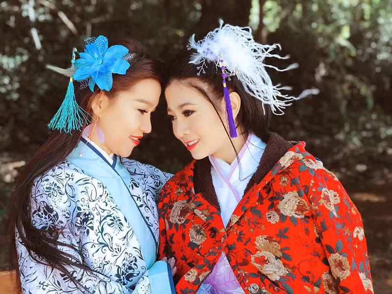 Chan dung nguoi cung Mai Phuong di qua sinh tu, song tron ven nghia tinh