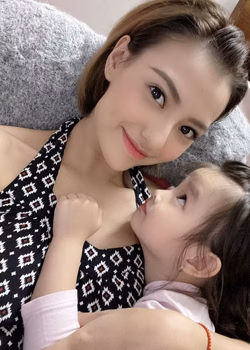 Nữ người mẫu hiện làm mẹ đơn thân. Trước đây, Hồng Quế từng đau đớn khi bị bạn trai bỏ rơi lúc cô mang bầu.