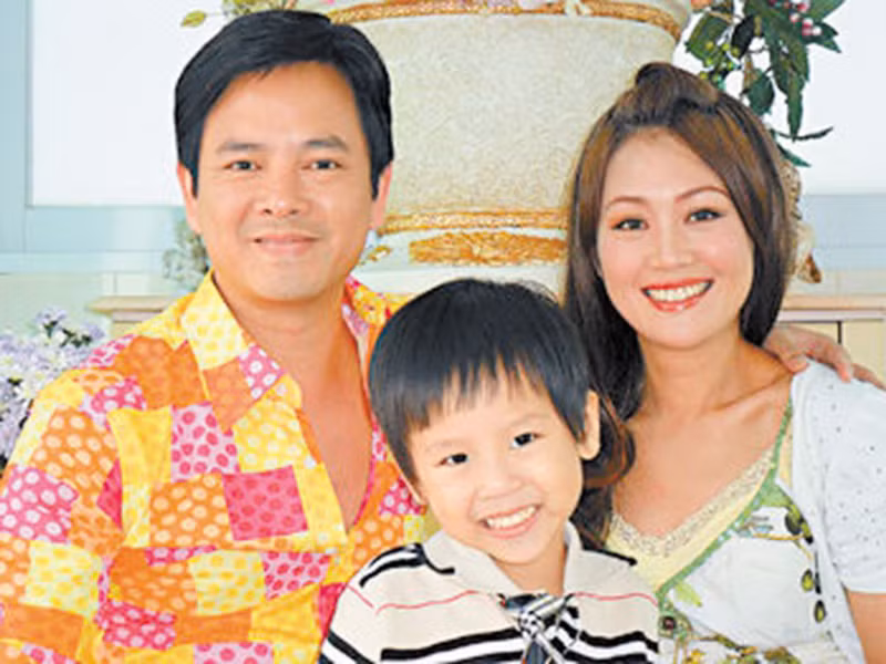 Trần Gia Huy vốn lui về hậu phương khi con trai chào đời năm 2007. Khi trở lại showbiz, ông xã của Lương Tiểu Băng ít được ưu ái do tăng cân quá đà và căn bệnh hói đầu khiến các đạo diễn phim truyền hình không mặn mà.