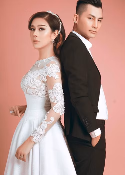 "Tôi và anh Hùng tạm thời không sống chung nữa. Anh Hùng vẫn ở lại nhà cũ của chúng tôi để trông coi shop thời trang, mỹ phẩm", cô nói.