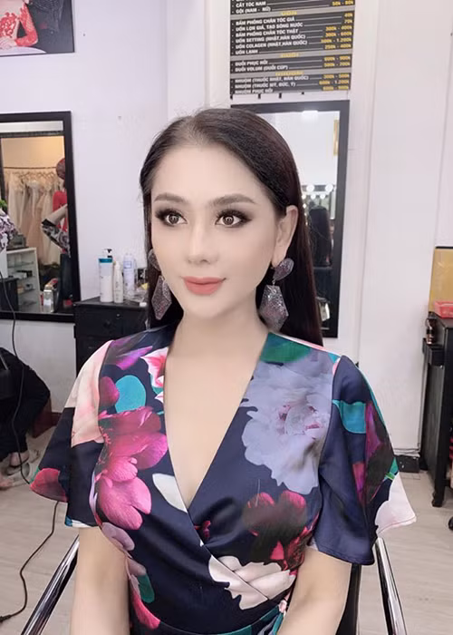 Sức khỏe của Lâm Khánh Chi yếu nên cô phải truyền nước.
