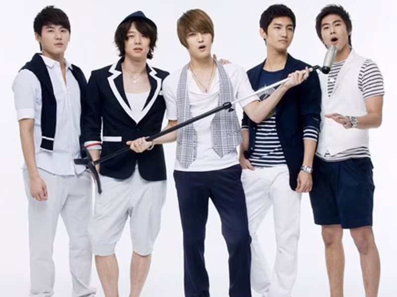 Năm 2001, anh tham gia thử giọng tại SM Entertainment và trở thành thực tập sinh vì xuất sắc đứng nhất hạng mục hát của cuộc thi.
