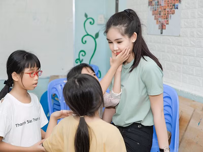 Sau những sóng gió về nhan sắc, Ngân Anh chăm chỉ học tập, rèn luyện và làm từ thiện.