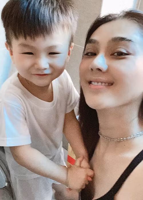 Ve dang yeu het nuc cua con trai Lam Khanh Chi