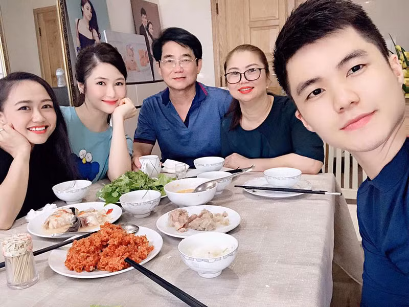 Dịp Tết Nguyên Đán, Hương Tràm trở về Việt Nam đón kỳ nghỉ lễ bên gia đình.