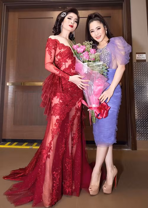 Hình ảnh Hương Tràm đến xem show diễn của Lệ Quyên ở Mỹ hồi cuối tháng 12/2019.