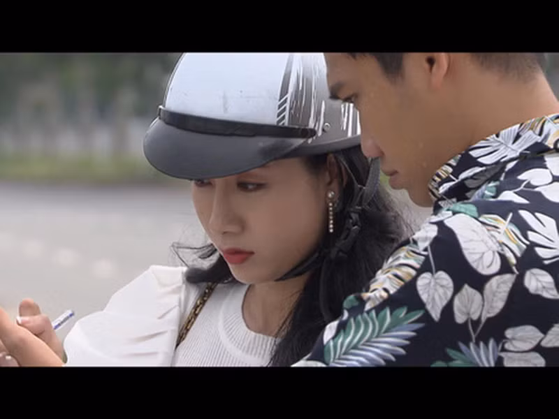 Ở một tập phim, Bách có xảy ra va chạm giao thông với Lan. Quá bực vì lỗi là ở phía cô gái, Bách quát tháo ầm ầm, đòi Lan phải để lại thông tin để đền bù thiệt hại. Tuy nhiên, khi biết cô gái này là giám đốc sản xuất phim mới, Bách liền hẹn đi ăn giảng hòa. Không những vậy, Bách còn tán tỉnh Lan. Ảnh: VTV