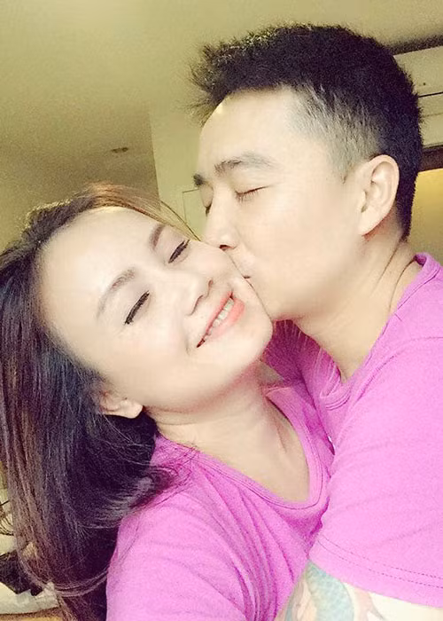 Trước đám cưới, Cao Thắng chưa từng kết hôn trong khi nữ diễn viên phim " Những ngày không quên" trải qua 3 lần đò, có hai cô con gái.