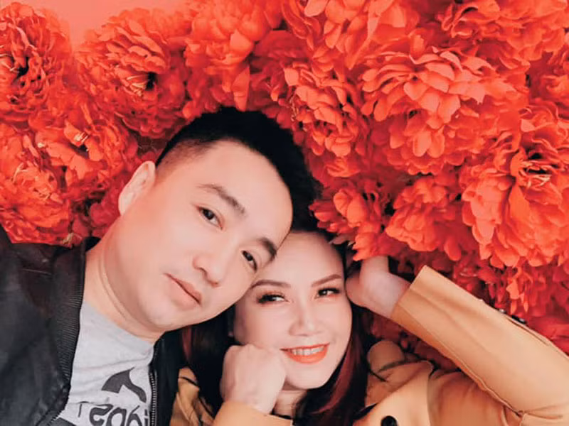 Nữ diễn viên còn tự tin đánh cược vào chồng. "Tôi tin rằng anh ấy sẽ chẳng bao giờ trai gái, bồ bịch bên ngoài. Tôi có thể tự tin mà đánh cược 1 tỷ đồng cho niềm tin của mình. Ai có bằng chứng chồng tôi ngoại tình, tôi tặng 950 triệu, 50 triệu còn lại tôi sẽ dùng làm thủ tục ly hôn", Hoàng Yến cho biết.