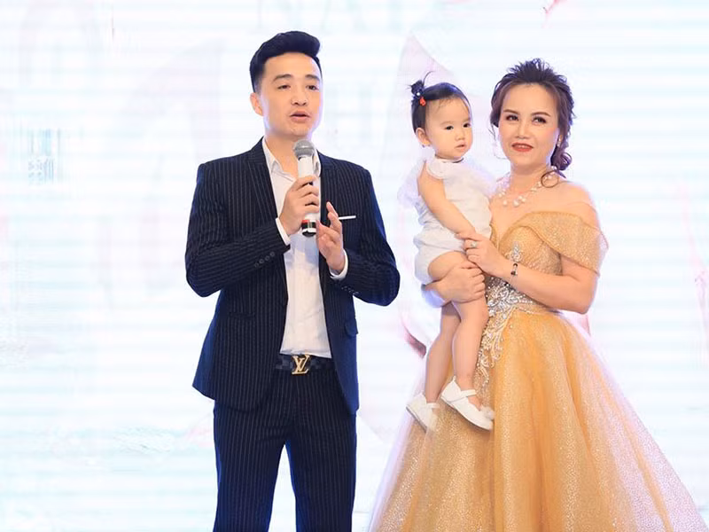 Hoàng Yến hạnh phúc bên người chồng hiện tại và cô con gái nhỏ.