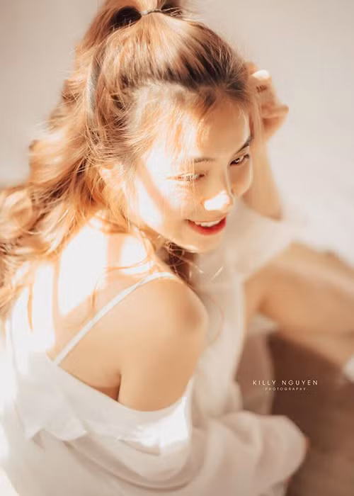 Ngoài đời, Trần Vân liên tục thay đổi phong cách từ cá tính, nữ tính đến năng động.