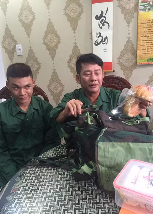 3 năm trong quân ngũ, Tấn Lợi trưởng thành và rắn rỏi hơn trong mắt cha. Tấn Beo chia sẻ trên Zing: "Khi con xuất ngũ, con thay đổi về cả ngoại hình lẫn tính cách. Tôi rất vui vì con chững chạc, trưởng thành và rắn rỏi hơn trước”.