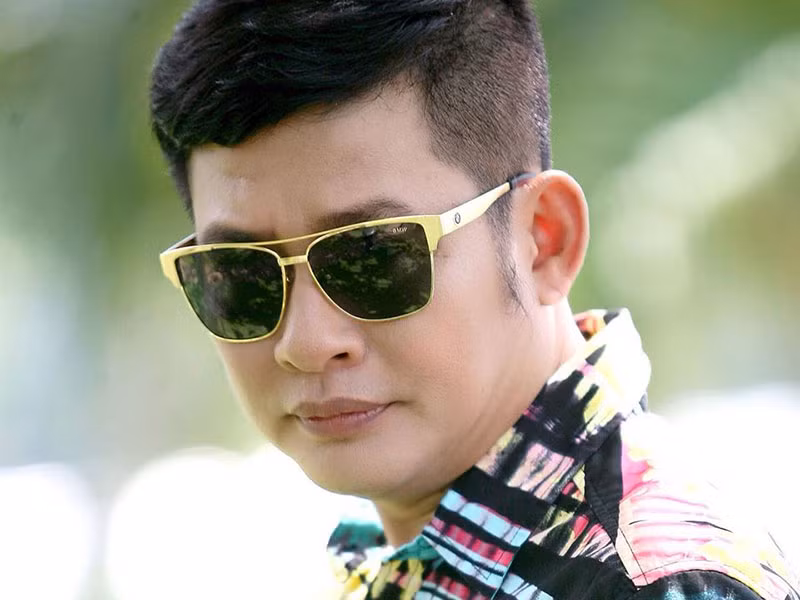 Tấn Beo từng chia sẻ trên Dân Việt, anh không can thiệp việc chọn nghề nghiệp của con cái. “Tôi bảo chúng cứ chọn đi, ba mẹ sẽ hỗ trợ con đường nó muốn đi. Tôi dứt khoát cản đến hơi thở cuối cùng nếu con đi vào đường bậy, còn những con đường đẹp thì bất cứ giá nào tôi cũng yểm trợ”, anh nói.
