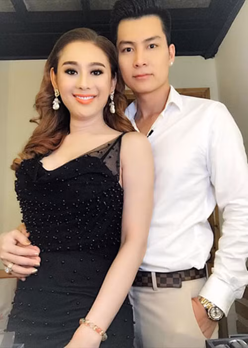 Nữ ca sĩ chuyển giới chia sẻ, do uống thuốc giảm đau quá liều nên cô bị co giật.