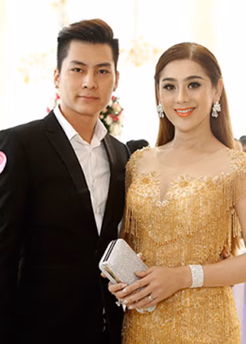 Lâm Khánh Chi từng kể mỗi khi đi công tác xa nhà, cô luôn được chồng hỏi han, nhắc ăn ngủ đúng giờ, không làm việc quá sức hay đi chơi về muộn.