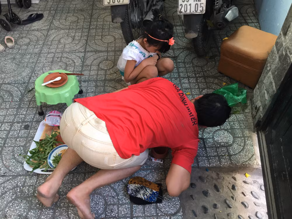 O nha cach ly xa hoi, cau Ut 32 tuoi choi do hang nhu con nit-Hinh-5