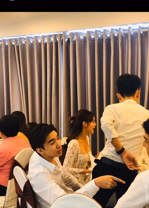 Cặp đôi tin đồn còn từng diện đồ ton sur ton, xuất hiện trong tiệc cưới một người bạn thân của Lan Ngọc. Ảnh: Vietnamnet