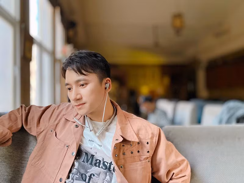 Ca sĩ Phan Mạnh Quỳnh cũng gặp rắc rối về vấn đề tiền bạc khi tháng 8/2019, một tài khoản Facebook tố nam ca sĩ quỵt tiền, vô ơn. Theo người bóc phốt, Phan Mạnh Quỳnh đã vay người này một khoản tiền khi mới vào nghề nhưng mãi không chịu trả.