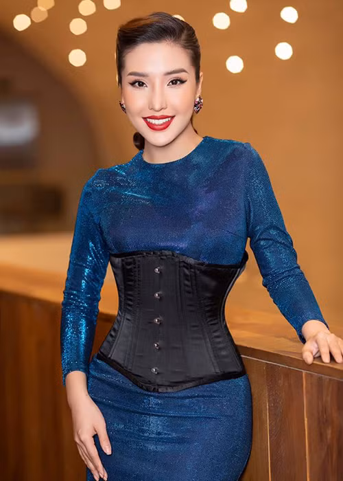 Giống Thái Hà, Á hậu Khánh Phương cũng từng gặp rắc rối về vấn đề tiền nong. Cụ thể, tháng 1/2019, Thùy Trang - chị gái của Hoa hậu Đại dương Đặng Thu Thảo cho biết, năm 2016, Khánh Phương vay 300 triệu và thỏa thuận sẽ làm việc cho Thùy Trang để trả nợ.