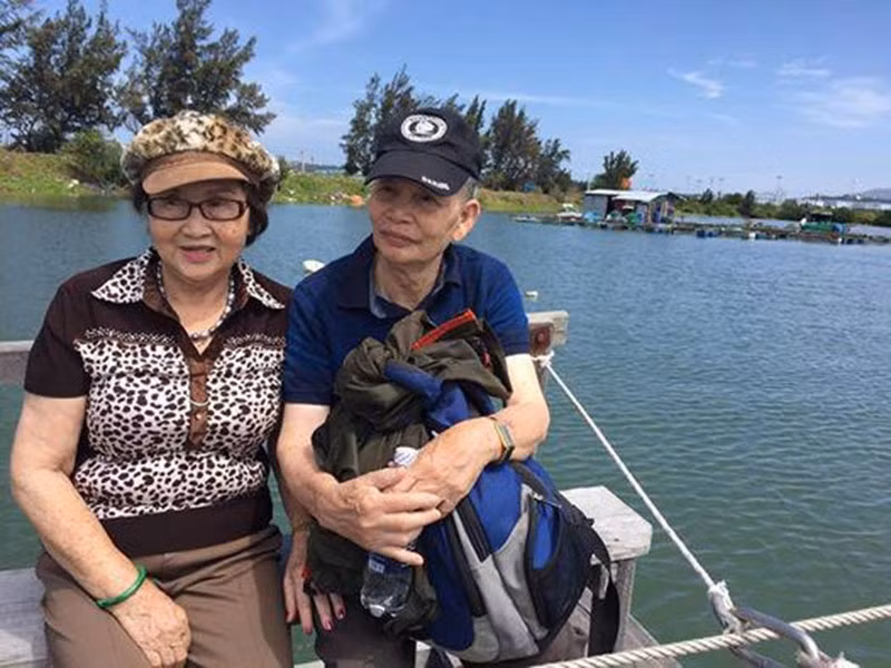 Theo Dương Triệu Vũ, bố của anh luôn muốn bên vợ. "Bố mình khá dữ dội khi nhất quyết không cho mẹ học lái xe dù hai mươi mấy năm bên Mỹ, để đi đâu cũng phải đi chung với nhau, đi làm cũng làm chung chỗ", Dương Triệu Vũ kể.