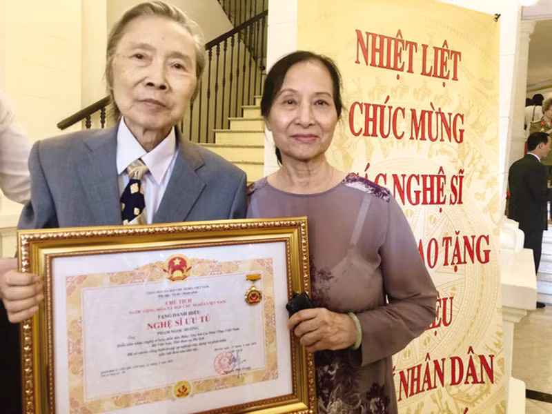 NSƯT Vũ Dậu quyết định giải nghệ khi mới 45 tuổi để chăm lo cho gia đình và NSƯT Ngọc Hướng.