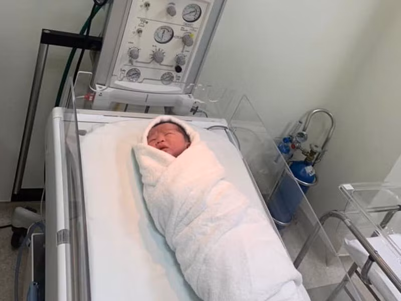 Doanh nhân Tân Long luôn túc trực bên cạnh để chăm sóc Oanh Yến và con trai mới sinh.