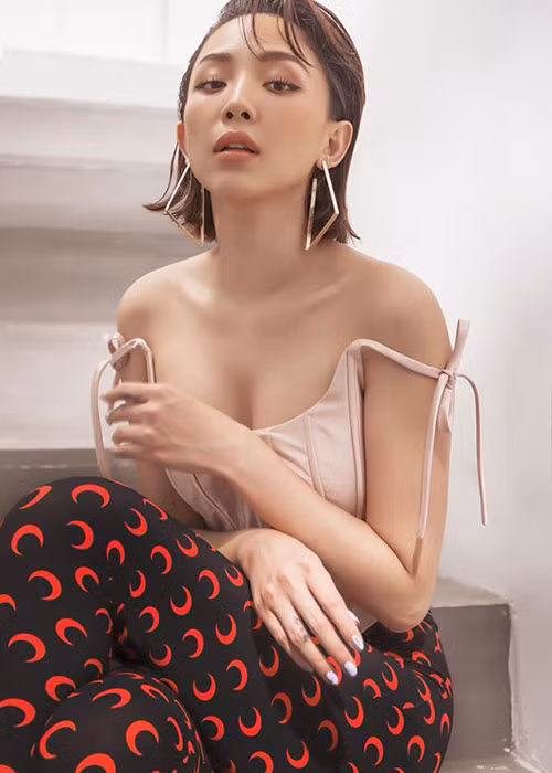Giọng ca "Ngày mai" tụ tập bạn bè đi biển ngay gần nhà sau khi hết cách ly xã hội.