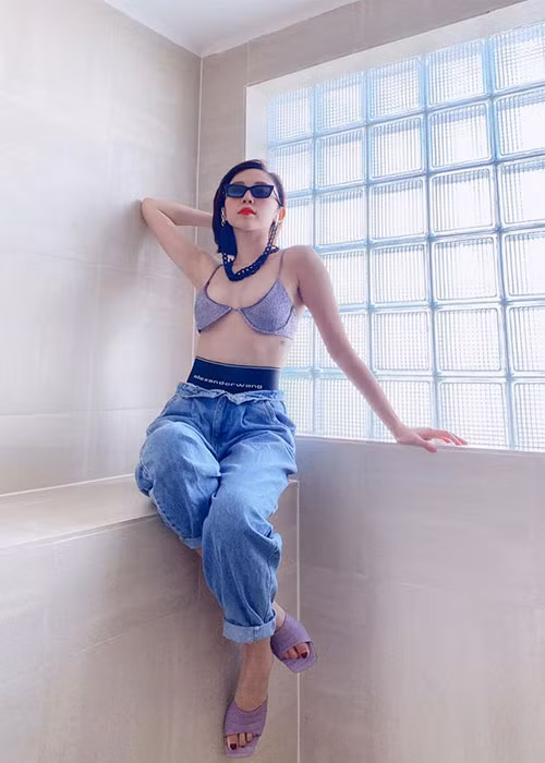 Mới đây, trên trang cá nhân, Tóc Tiên đăng tải hình ảnh mặc bikini hàng hiệu Alexander Wang phối cùng quần jeans cạp cao.