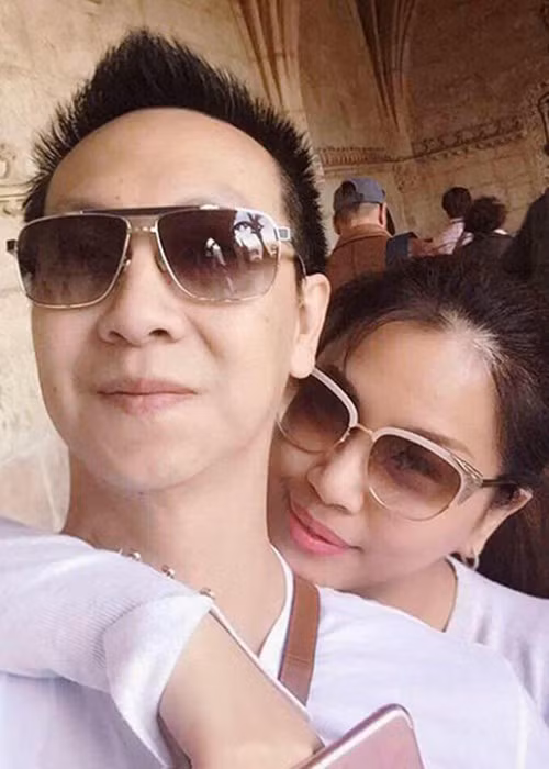 Theo lời Minh Tuyết, ông xã của cô cũng không bao giờ ghen mỗi khi có người hâm mộ là nam giới bày tỏ tình cảm yêu mến dành cho Minh Tuyết như khoác vai, ôm eo chụp ảnh hay đồng nghiệp diễn tình tứ với nữ ca sĩ.