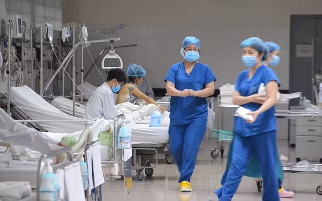 Nhiều nhân viên y tế bị cách ly do tiếp xúc gần các bệnh nhân nên số còn lại phải làm việc nhiều hơn.