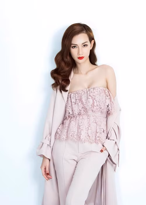 Sau 5 năm đường ai nấy đi với thiếu gia Văn Chương, nữ MC sinh năm 1990 vẫn đẹp mặn mà.