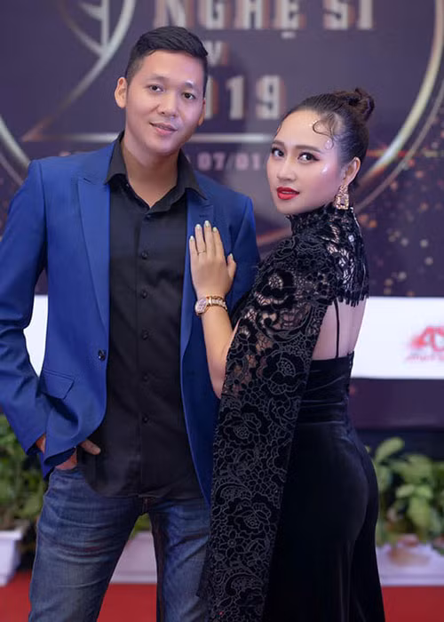 Trong mắt Khánh Linh, ông xã không phải là người thường nói những lời có cánh mà chỉ thể hiện tình yêu qua hành động.