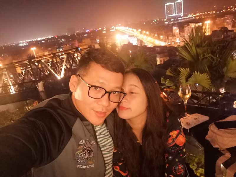Kết hôn được 6 năm, có một cô con gái chung, Khánh Linh và ông xã vẫn mặn nồng như hồi mới yêu.