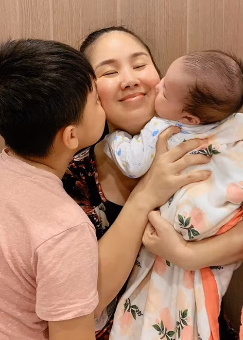 “Được cái là từ chồng tới mẹ chồng, mẹ mình, mọi người trong nhà ai cũng nói mình không phải lo gì hết, ăn thoải mái đi, ăn để có sữa cho con. Mọi người ép ăn, không cho mình giảm cân, không cho mình chút động lực nào để giảm cân hết. Lúc nào cũng nói mập dễ thương, mập đẹp, mập sang, mập và mập”, Lê Phương chia sẻ.
