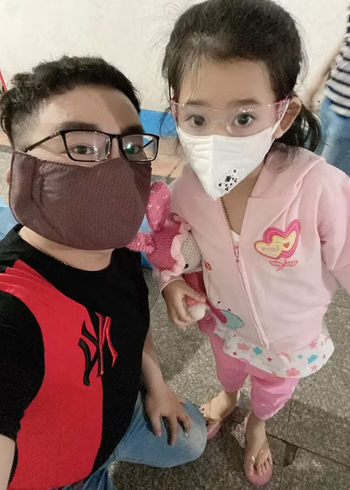Người quản lý của Mai Phương cũng đăng tải hình ảnh mới nhất của Lavie. "Nay 2 chú cháu cùng 2 cô Mi về nhà mẹ Phương soạn đồ chơi và những vật dụng cho con. Những lời nói, câu hỏi thật hồn nhiên và ngây thơ của đứa bé sắp lên 7 tuổi thật thấy thương con lắm", người quản lý cho hay.