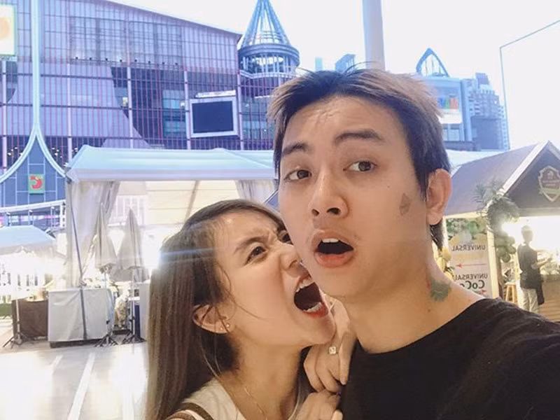 Về phía mình, Hoài Lâm có những động thái chứng tỏ hôn nhân vẫn hạnh phúc. Anh thường xuyên chia sẻ công việc kinh doanh online của vợ và bày tỏ tình yêu dành cho vợ. "Chúc vợ ngày càng xinh đẹp. Ráng chăm con tốt khi chồng không có nhà. Love you so much", Hoài Lâm viết dịp Lễ tình nhân 2020.