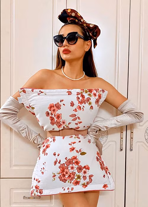 Cô tham gia nhiều trào lưu mùa COVID-19 như biến hình, lấy gối làm váy.